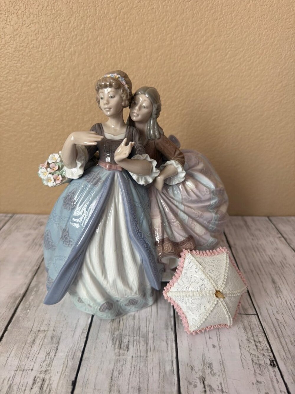 Lladró "Southern Charm" Damita con Flores Porcelain Figurine 5700 in Box w/FLAWS - Picture 5 of 16